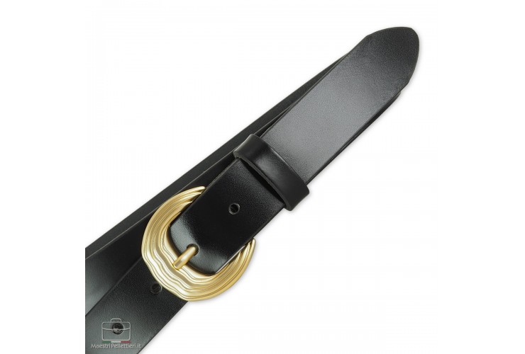 Damengürtel aus schwarzem leder mit satinierter goldener Schnalle Damengürtel aus schwarzem leder mit satinierter goldener Schnalle