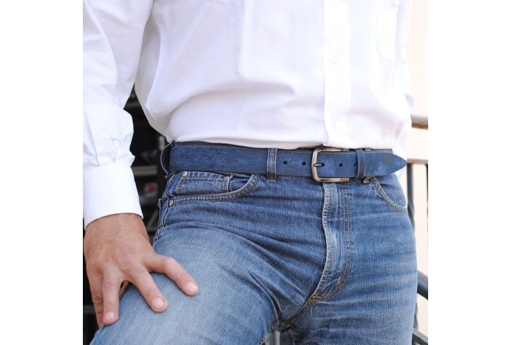 Cintura moda in Cuoio spazzolato con fibbia scurita Blu