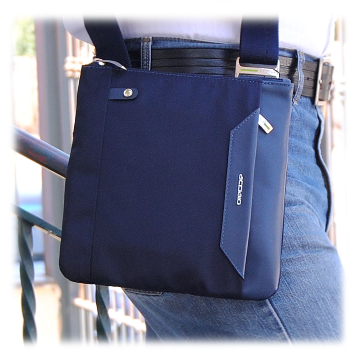 Borsello uomo 9'' in tessuto nylon tecnico e pelle Blu | Acciaio
