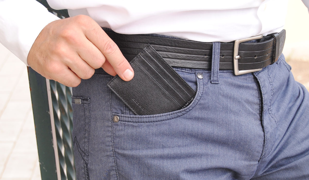 portafoglio uomo sottile con carte di credito